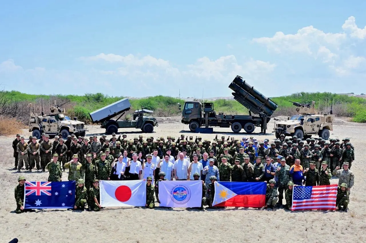 日本防衛大臣小泉進次郎在菲律賓國防部長鐵歐多洛（Gilberto Teodoro）陪同下，到場見證。（聯合報）