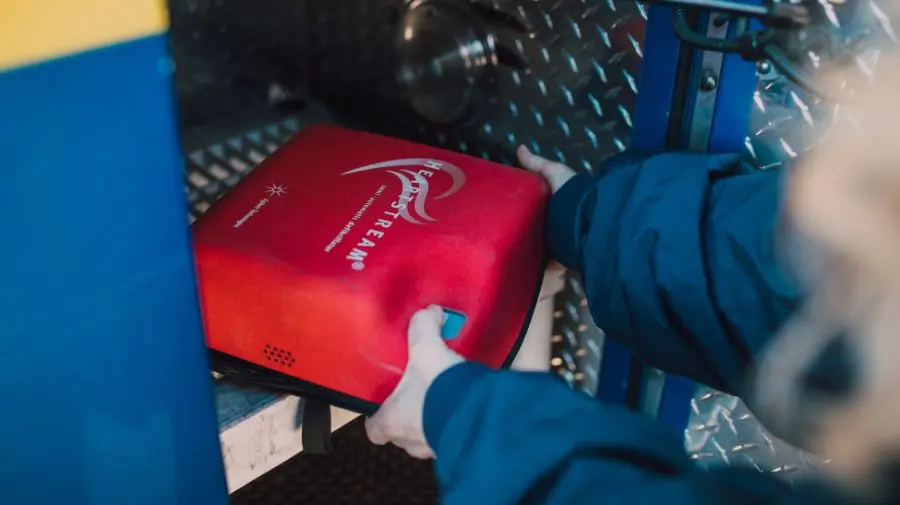 黃色閃電標誌下的AED，接著依照一下四個動作順序進行，打開電源（1，開）並按指示卡片貼上電擊片（2，貼），電擊貼片插入電擊器插孔（3，插），AED會自動分析心率，判斷為需要電擊之後， 確認無人碰觸該傷患，再按下電擊按鈕完成電擊（4，電）