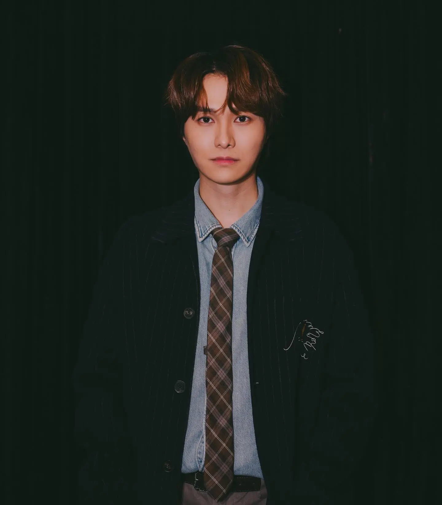 與蔡思貝關係撲朔迷離的胡鴻鈞，11 月 2 日出席《聲秀決賽 終極聲戰》時回應相關傳聞。被問及蔡思貝約滿離無綫，他表示近來各有各忙少聯絡，不知情，且合約屬私隱不會主動追問。(圖：胡鴻鈞 Hubert Wu@FB)