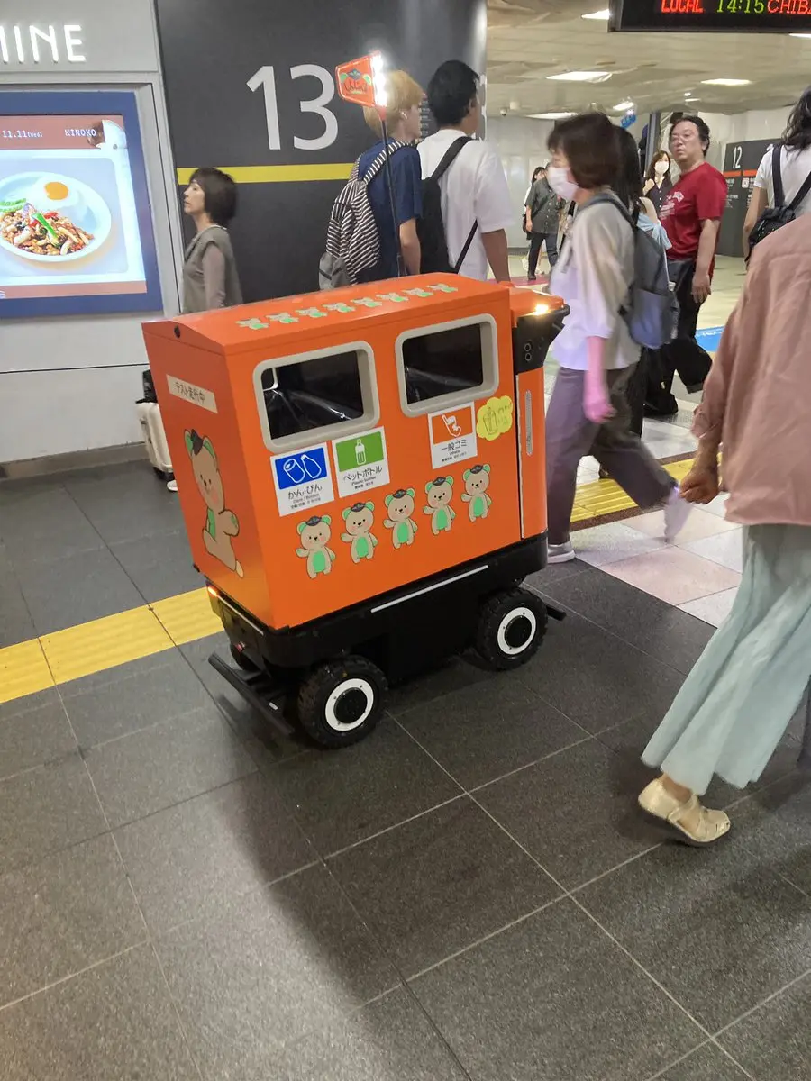 東京JR新宿站現神秘移動小車，實為JR東日本測試的垃圾桶機器人。即日起至11月20日工作日限定運行，可自動避開行人，有望解決車站垃圾桶爆滿問題、減輕人員負擔。（來源：ppcc1972@X）