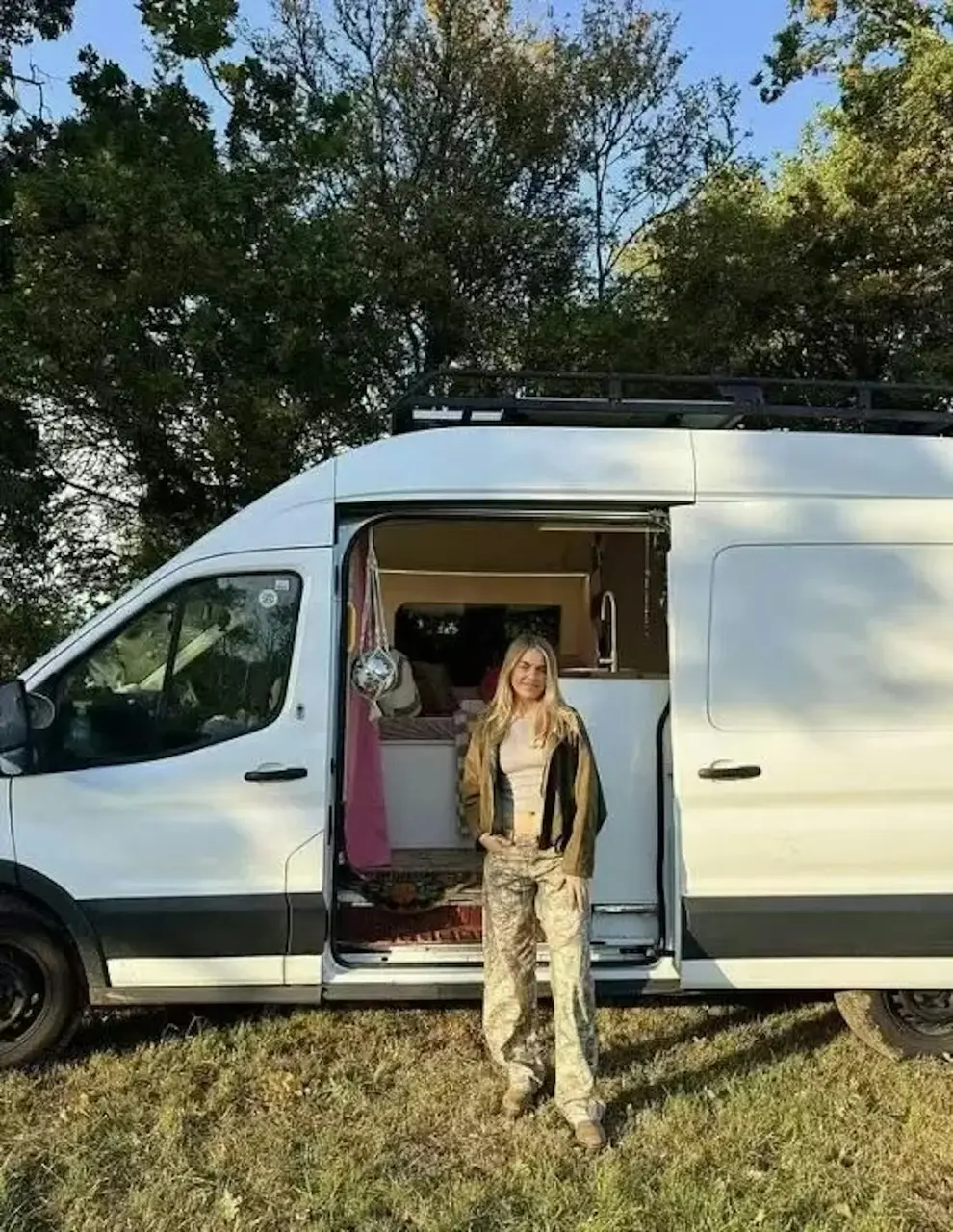 英國26歲女子海蒂（Heidi Elliott）花2萬英鎊改造福特廂型車為粉紅系移動公寓，月開支僅675英鎊，大幅低於房貸，引發熱議。（來源：海蒂（Heidi Elliott）Facebook）