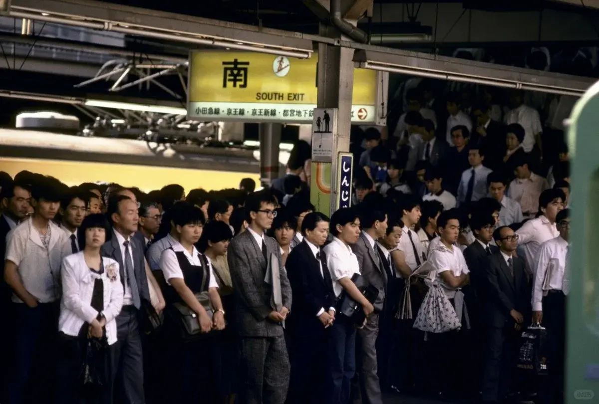 在日本生活、通勤的人，多半都體驗過電車尖峰時段的地獄場景。不同於一般交通壅塞，日本都會區電車的滿員狀況極度誇張，這也是東京、大阪等核心都市長年存在的通勤特色。（示意圖來源：小紅書網友）
