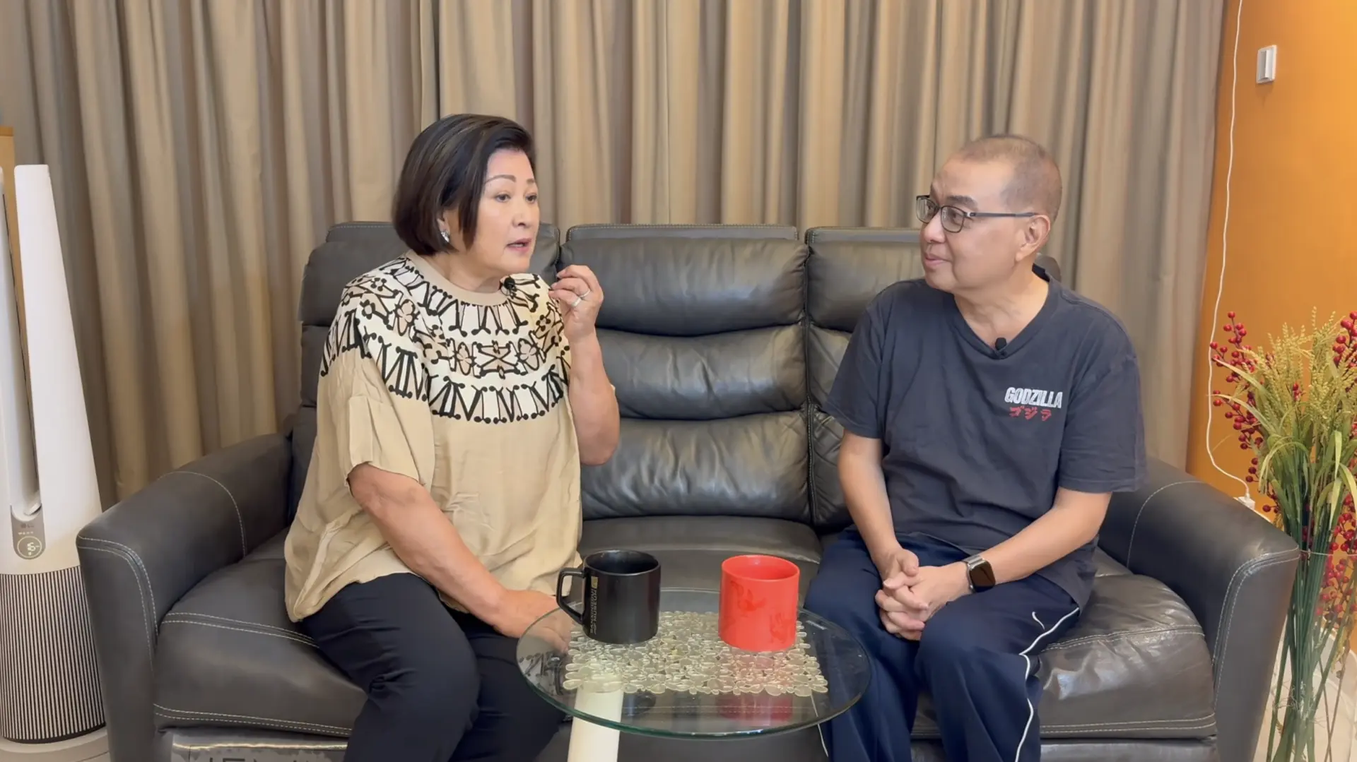 黃淑儀亦分享一段陳年趣事。當年有一次收工後，馮淬帆叫她陪同前往尖沙咀一間夜總會，原來台上唱歌的正是其台灣女友溫小姐，馮淬帆想找她幫忙「箍煲」。(圖：《歲月友情人》)