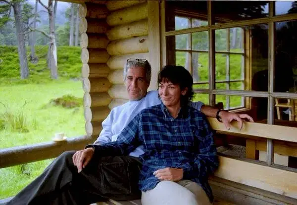 美司法部再發現逾百萬份涉愛潑斯坦文件，料需數周審查後公布。（圖/US Department of Justice ）