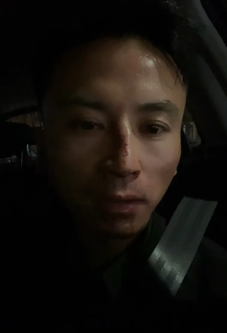 抖音平台新西蘭地區的頭部華人博主賈星（抖音ID：神不在新西蘭）在正常直播時，突遭十餘人暴力搶劫並圍毆。賈星抖音