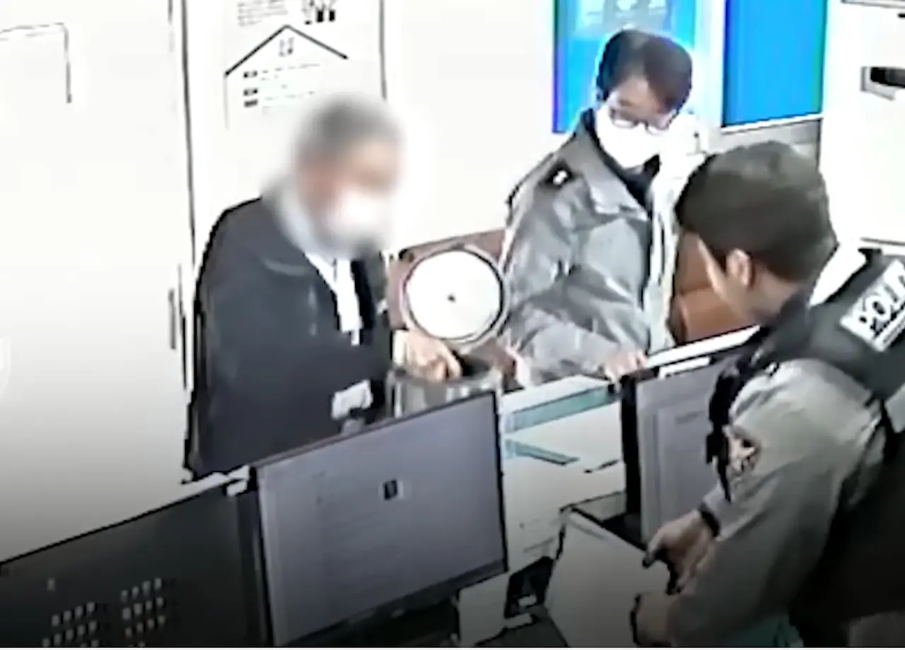 韓國一名公寓保安整理回收垃圾時，在棄置電飯煲內發現總值約2100萬韓元的黃金，他拾金不昧主動報警，順利歸還家屬，保住亡母留給家人的最後心意。（來源：대한민국 경찰청@YouTube）