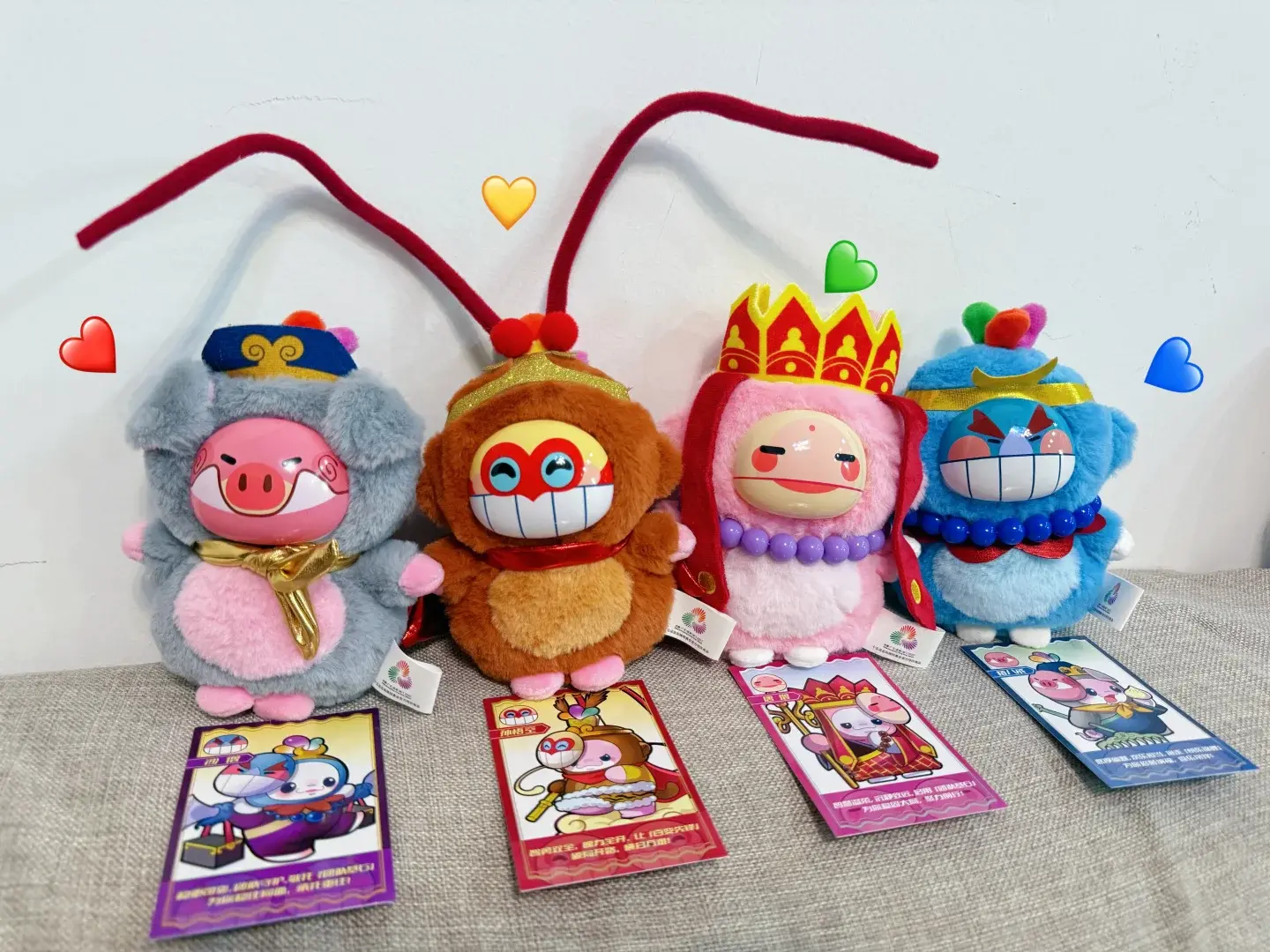 賣得最好的是唯一一款與西遊記聯名的盲盒，公仔臉上有師徒四人的「面具」，揭開就是「大灣雞」，白龍馬還是隱藏款，搶購場面超熱烈。 （來源：小紅書）