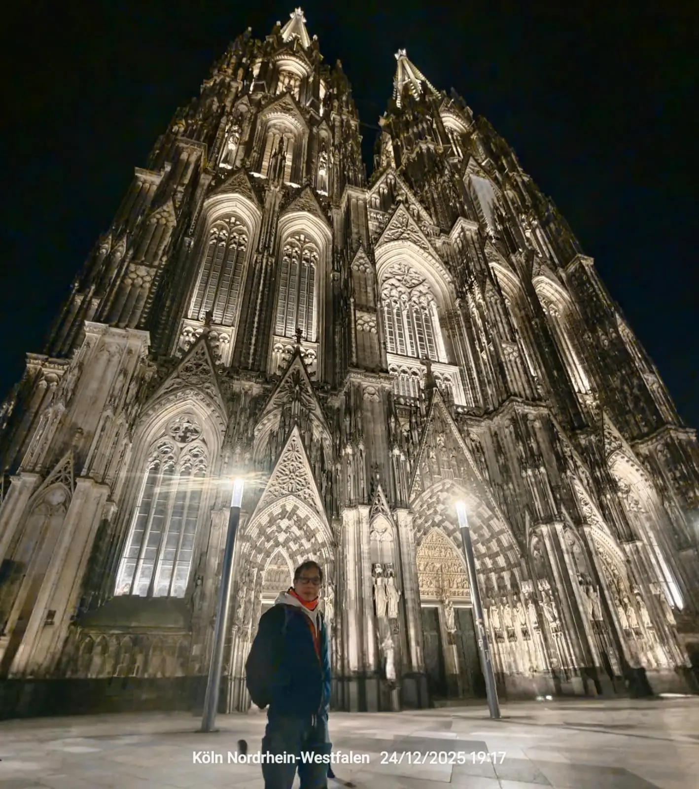 德國科隆大教堂，其廣場設有大屠殺紀念標識，記錄了納粹時期科隆居民被押往集中營的歷史。(圖：陳鳳翔)