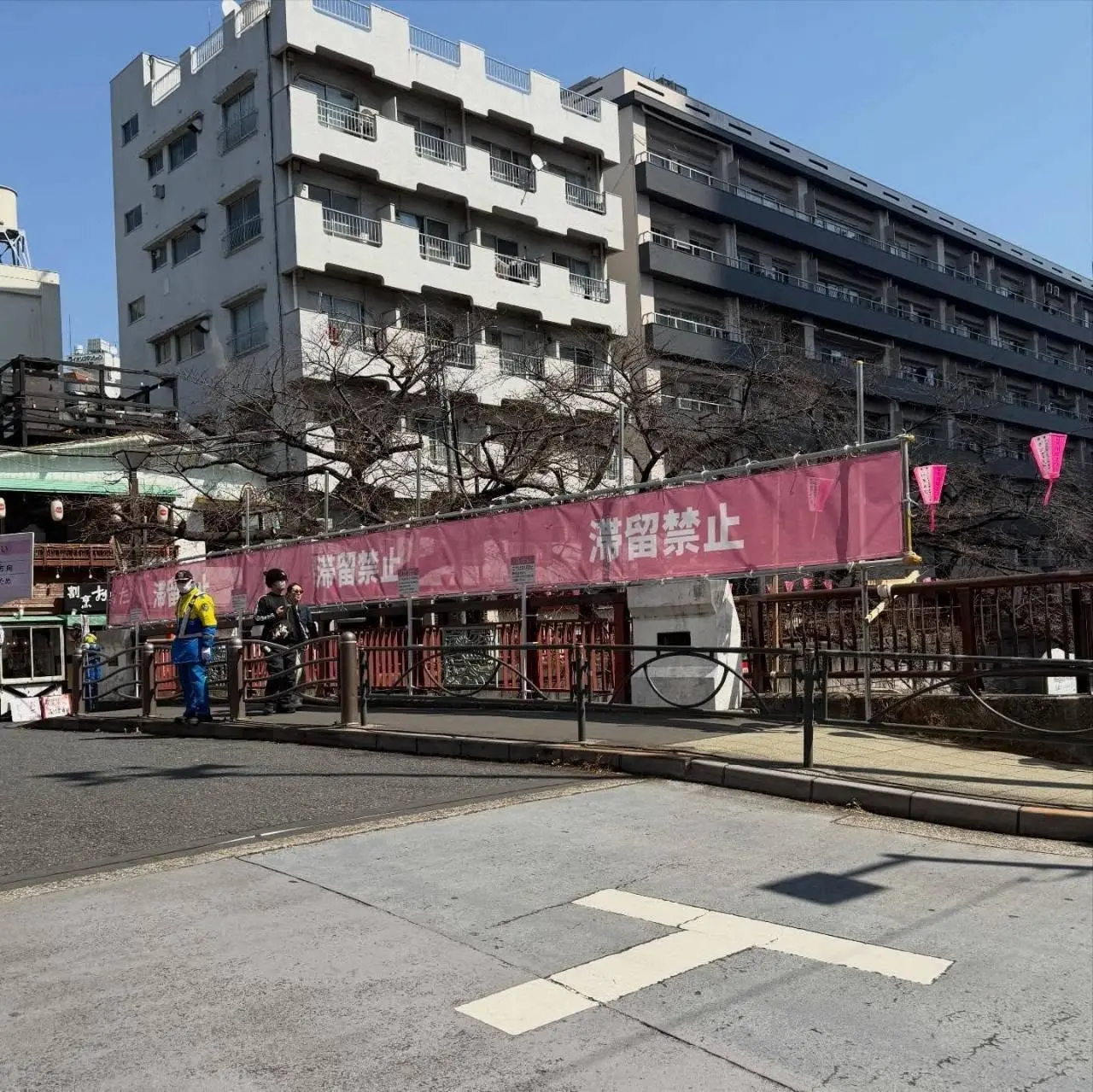 日本東京目黑川從隱秘賞櫻秘境，因遊客暴滿淪為居民夢魘，主辦單位掛「滯留禁止（禁止逗留）」布條引爭議，居民痛訴三大困擾，旅日達人呼籲暫時放過此地。（來源：konimaring@threads）