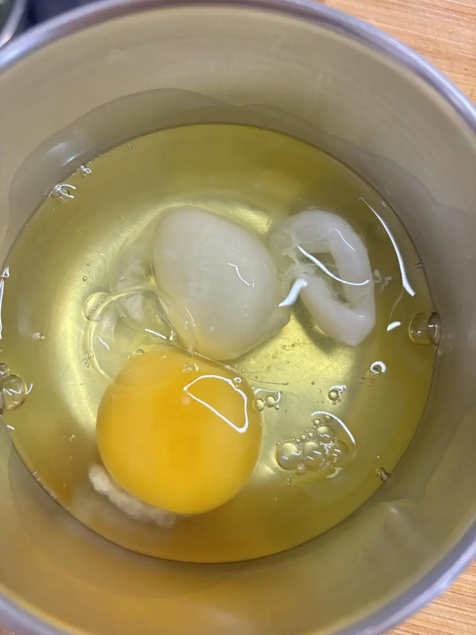 一家販賣堅果甜點里「甜點閣樓」製作甜點打蛋時，意外打出一顆無蛋黃、形似異形的怪蛋，PO上Threads引熱議。經專業網友解答，此為「空包蛋」，屬正常現象。（來源：sugarloft_4u@threads）