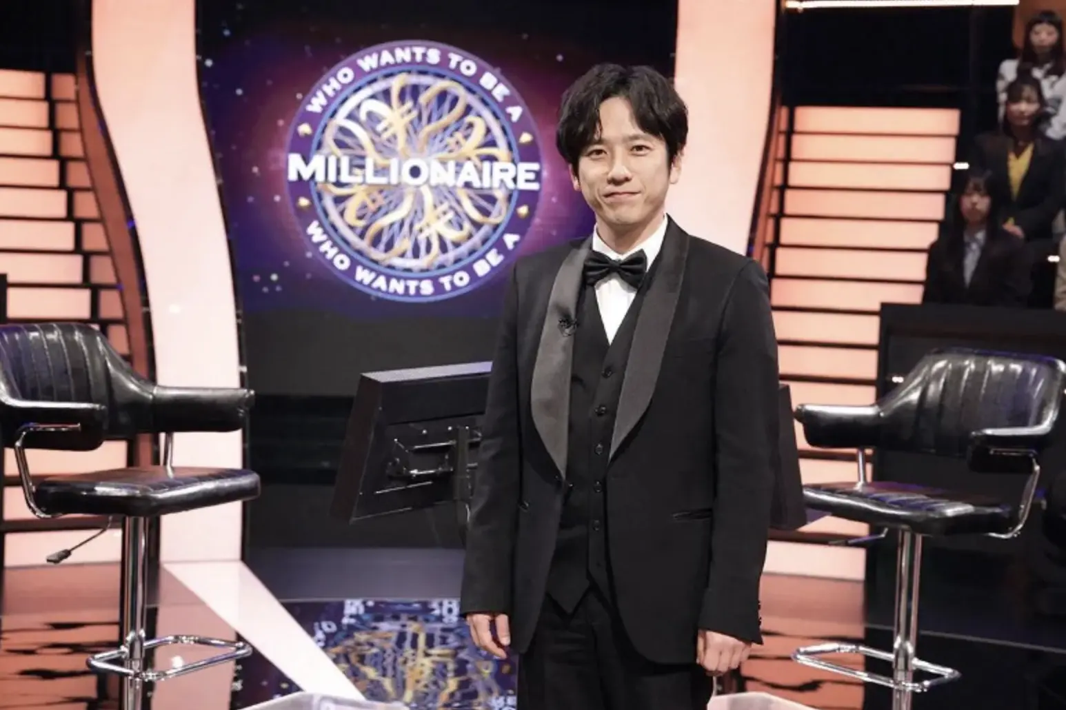 這檔曾風靡日本的益智節目此次復活備受關注，不僅邀請人氣偶像團體「嵐」成員二宮和也接下主持棒，經典的「FINAL ANSWER？」橋段也原汁原味回歸，首集來賓還包括菊池風磨、ano、室剛等多位藝人同場較勁。(圖：《猜謎 $ 百萬富翁》)