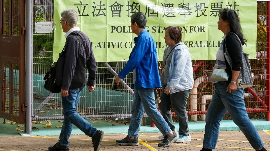 立法會選舉2025｜截至晚上10時30分 地方選區累計31.43%　近130萬人投票的封面圖片