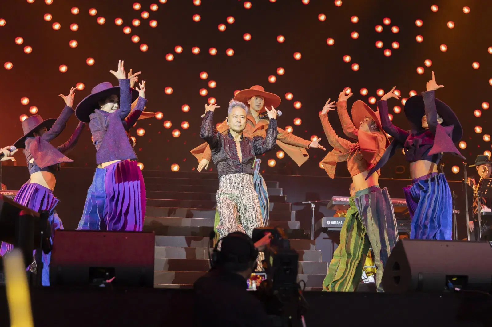 此次演出距離成員蔡一傑公開腦瘤手術經歷已過一段時間，休養後的他狀態大勇，全程唱跳毫無喘息，狀態絲毫不輸以往。在獻唱《暫停・開始過》前，蔡一傑更主動分享患病經歷。(圖：網絡截圖)