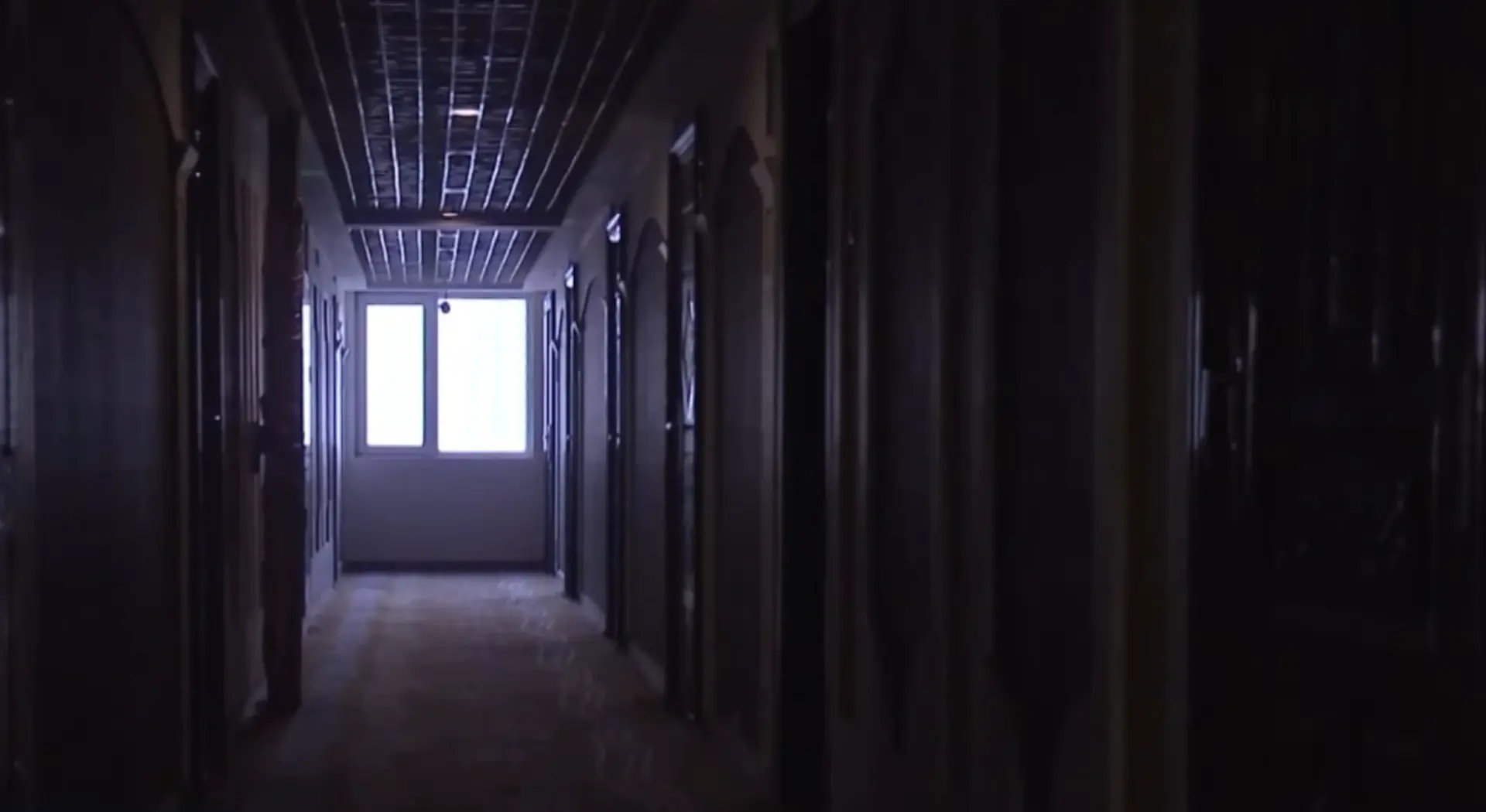 「不願詐騙就打到服為止。」組長的威脅成為現實。拒絕合作的胡一嘯連遭四天虐待：白天被綁在柱子上烈日暴晒，「太陽曬得皮膚刺痛」；夜晚遭塑料管抽打腿部，「一天比一天重，腿腫得難以行走」。​(圖片：央視新聞截圖)