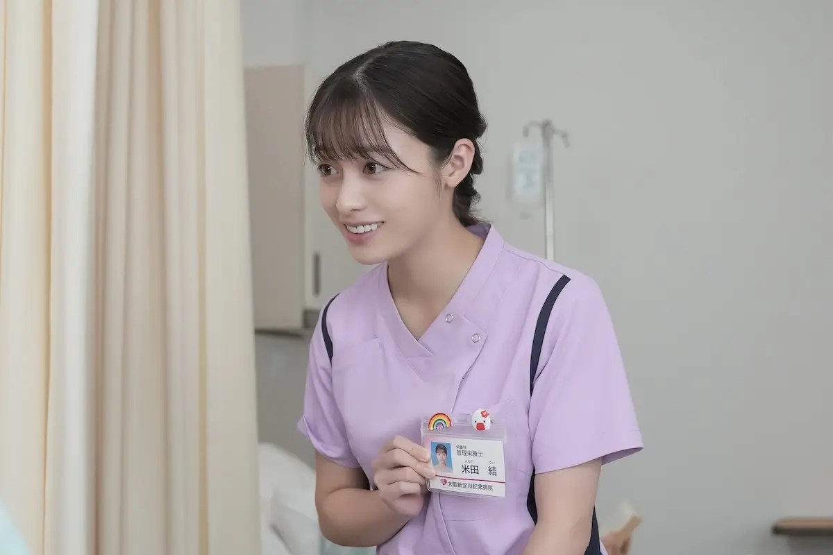 在影視領域，橋本環奈主演的 NHK 晨間劇《おむすび》（米田結役）自 2024 年開播後話題不斷，2025 年 4 月又在《天久鷹央の推理カルテ》中化身天才醫生，她曾在採訪中表示「鷹央的率真很吸引我，想演得更生動」。。(圖： 網絡翻攝)