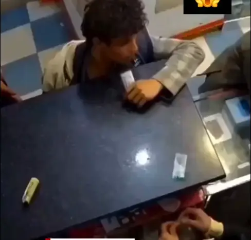 口痕能有多難忍？男童竟嚼鋰電池下一秒口中就噴火爆炸！（來源：rose_k01@X）
