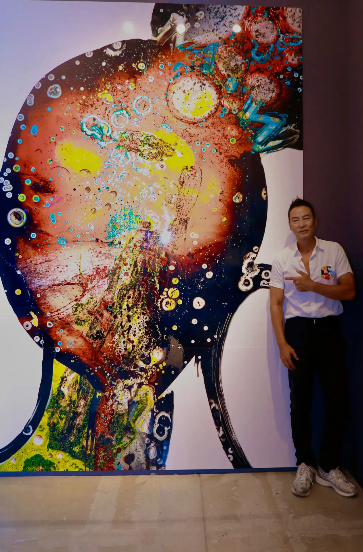 2025 年 10 月 16 日，香港影星任達華的跨界藝術展《炫目．任達華》（Luminance by Simon Yam）於中環大館 F 倉正式揭幕。(圖：任達華@微博)