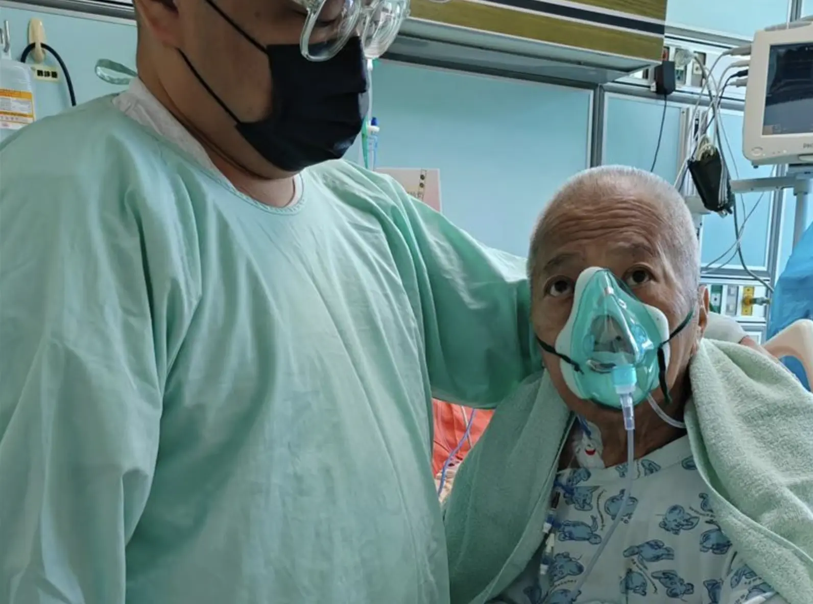 林有慧同時公開了多張父親住院期間的照片，其中一張孫子依偎在林光寧懷中的畫面格外溫馨，照片中的林光寧雖戴著呼吸輔助器，但眼神依舊明亮有神，很難想像不久後便與家人天人永隔。(圖：summer_lin_627@IG)