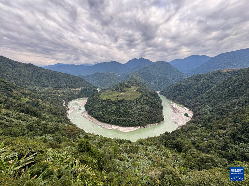 墨脫縣果果塘大拐彎。墨脫,藏語意為「蓮花秘境」,位於西藏東南部,地處雅魯藏布江下游、喜馬拉雅山脈東端南麓。雪山、草甸、河流、森林……冬日的墨脫美景引人入勝。(新華社記者 丁汀)