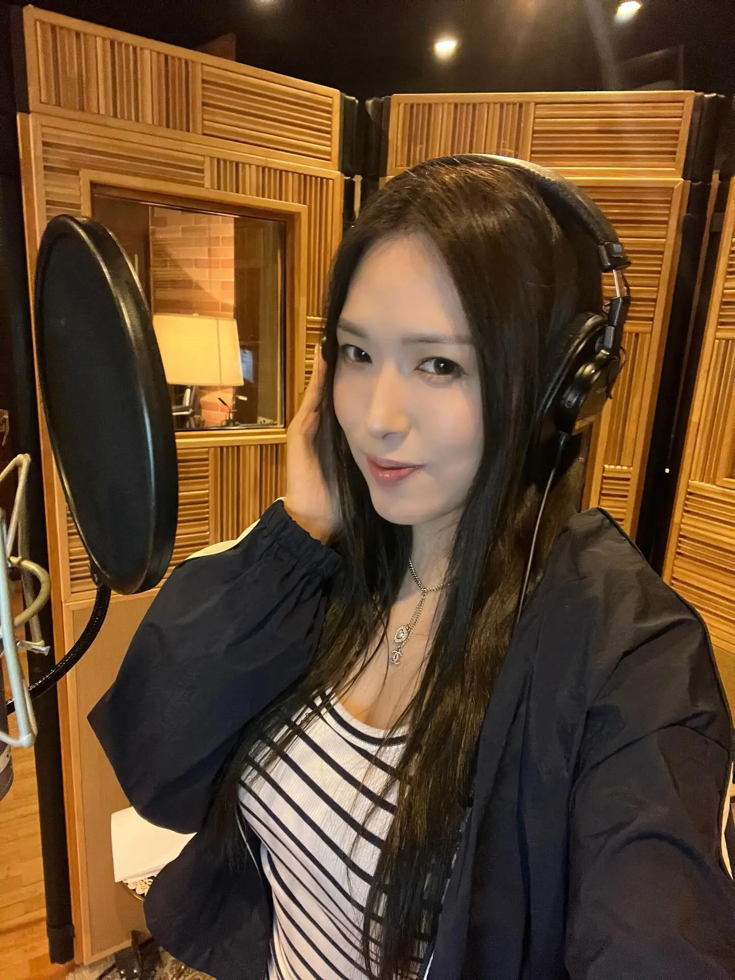 近年來，呂喬恩更陸續為《巨塔之后》《刑偵 12》等 TVB 劇集獻唱插曲《What you've left behind》《幻語》，早已與 TVB 結下深厚淵源。(圖：Quinn Lui@FB)