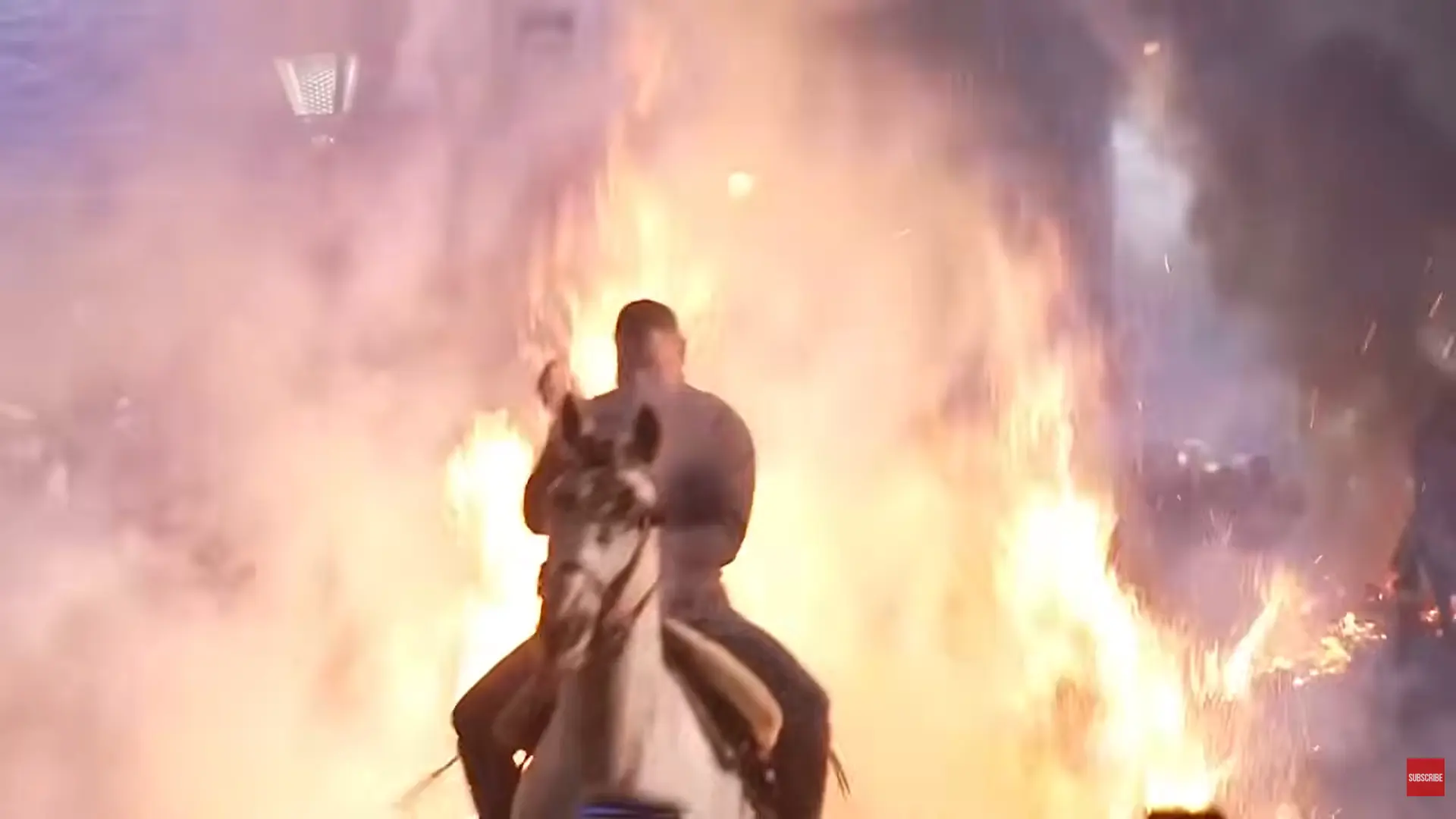 1月16日的夜裡，聖巴托洛米德皮納雷斯村的街道上篝火熊熊，這場名為「盧米納里亞斯」的儀式，是聖安東尼節的前奏。（來源： New York Post@YouTube）