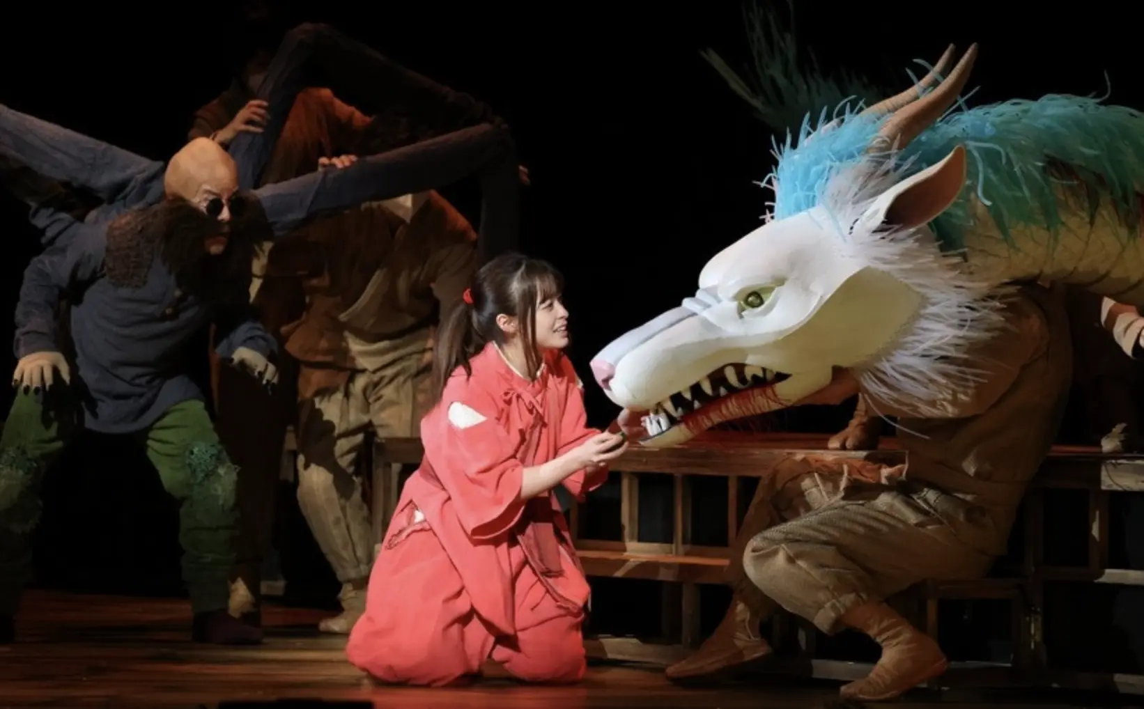 作為橋本環奈近年的重點項目，舞台劇《千與千尋》2025 年的上海巡演可謂轟動一時。這部改編自宮崎駿經典動畫的作品，於 7 月 14 日至 8 月 17 日在上海文化廣場連演 42 場。(圖： 網絡翻攝)
