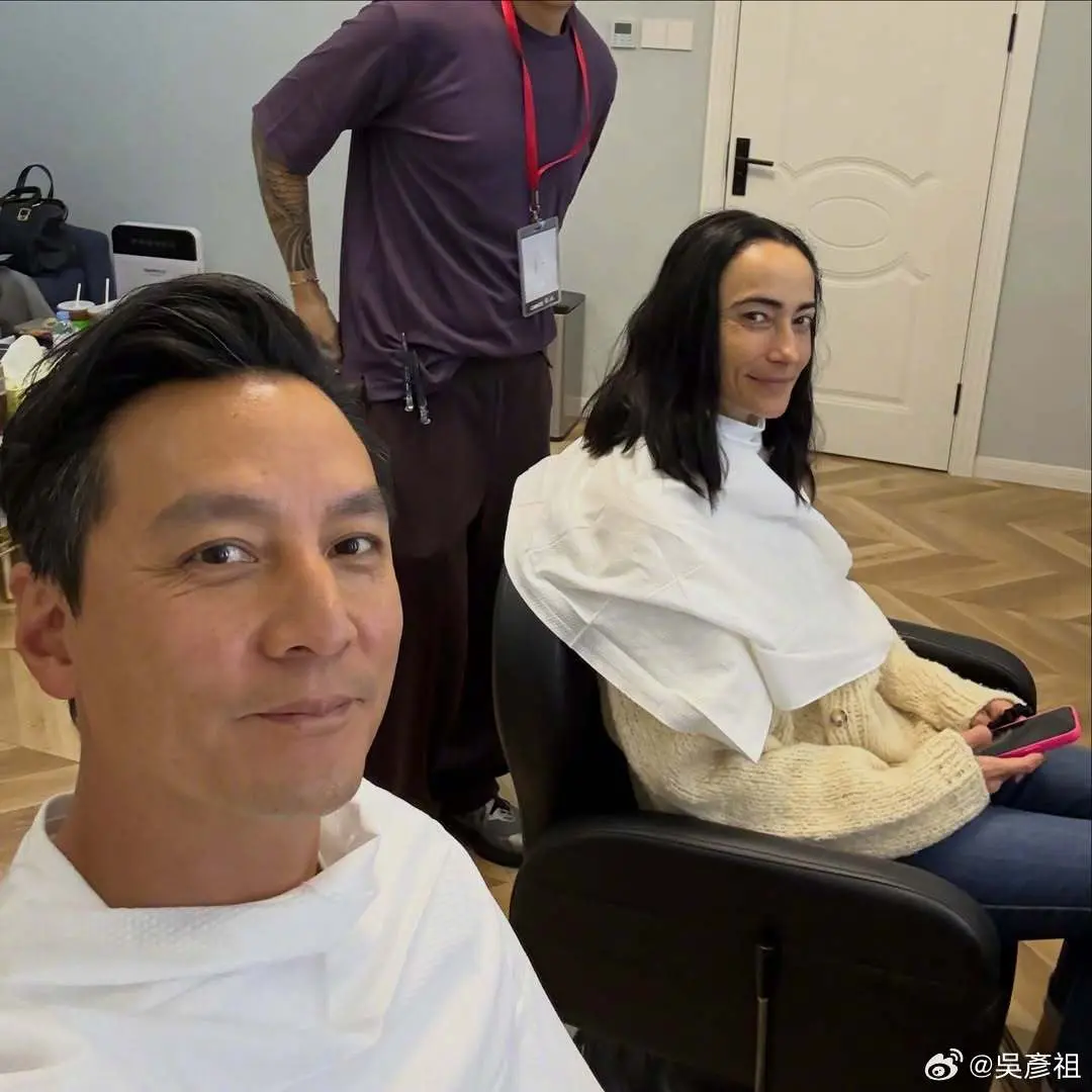 日前，吳彥祖在微博及 IG 同步上載與 Lisa S. 的合照，照片中兩人身處室內空間，肩項皆圍著白布，推測正在進行髮型整理，夫妻二人眼神一致望向鏡頭，默契十足。(圖：吳彥祖@微博)