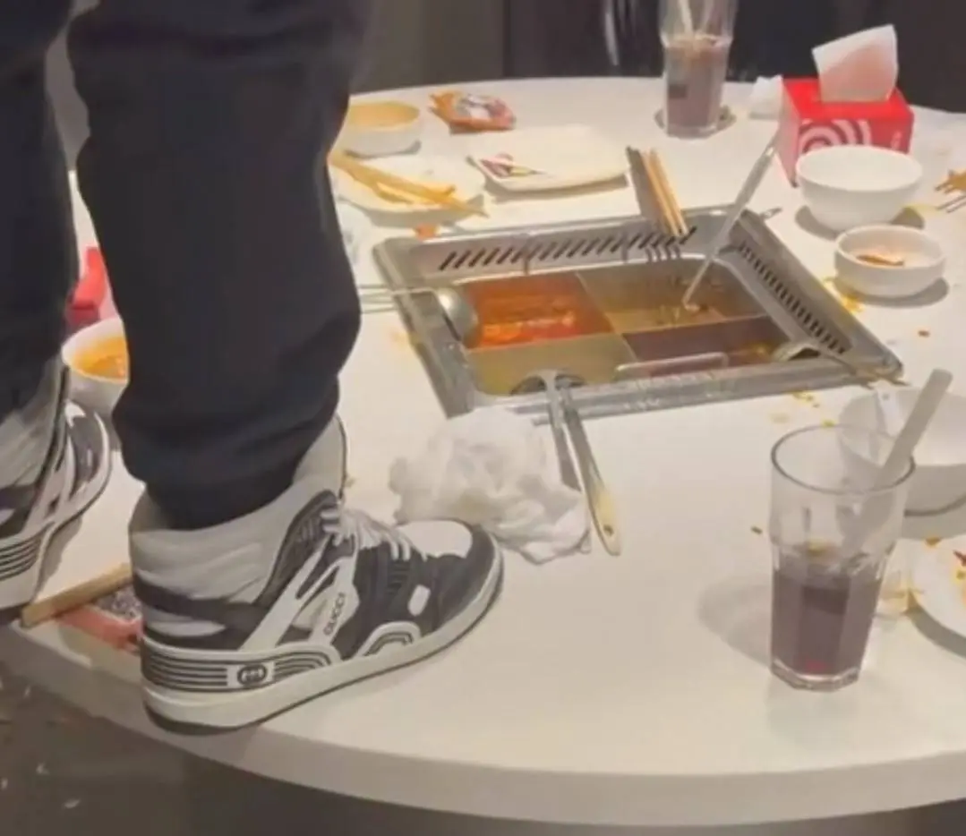 事件發生於去年2月24日凌晨，兩名未成年人唐姓及吳姓少年在海底撈門市用餐時，先後站上餐桌向火鍋內小便，並相互拍攝影片。(上海公安)