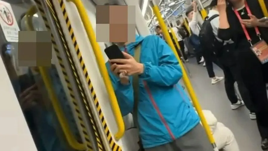 港女KOL港鐵指控大叔偷拍 開設Threads公審反遭抵制  大叔澄清右手貼膠布證無辜獲網民力撐的封面圖片