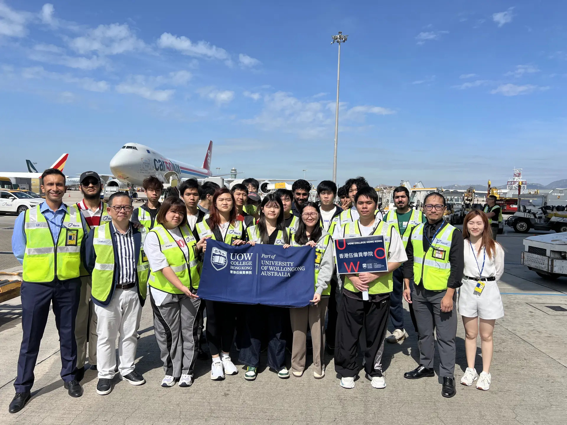 香港貨運站（Hactl）的忙碌貨站內部。一群來自香港伍倫貢學院（UOW College Hong Kong）航空管理課程的學生，正在這座現代化的空運設施中實地學習。(圖：陳杰)