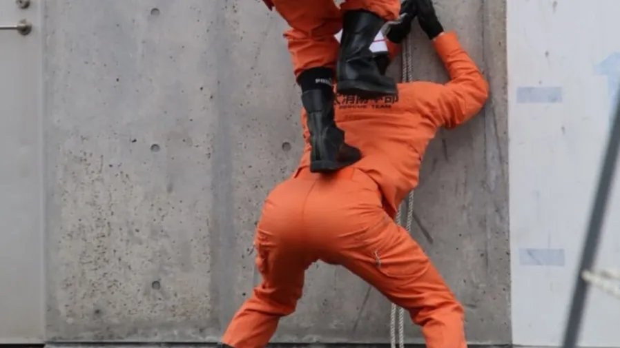 日本消防員訓練意外亮出「絕美翹臀」，1900萬人在線瘋看！的封面圖片