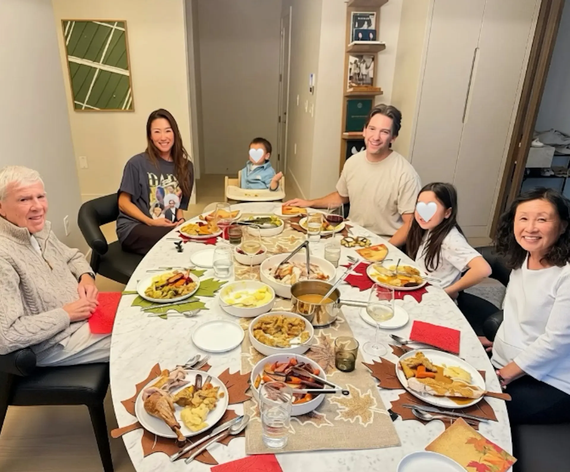 適逢加拿大感恩節，謝婷婷在限時動態分享一家人圍坐餐枱享用大餐的合照，並寫上「So thankful」，相中兒子坐在她身邊，女兒則與丈夫同坐。(圖：jennifertsetingting@IG)