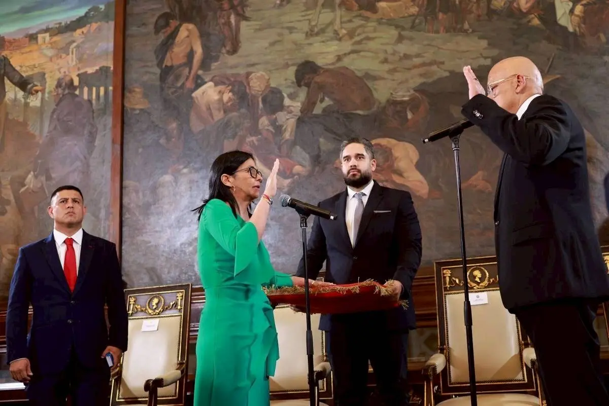 委內瑞拉副總統兼石油部長羅德里格斯宣誓就任臨時總統。（圖／Ｘ@ConElMazoDando）