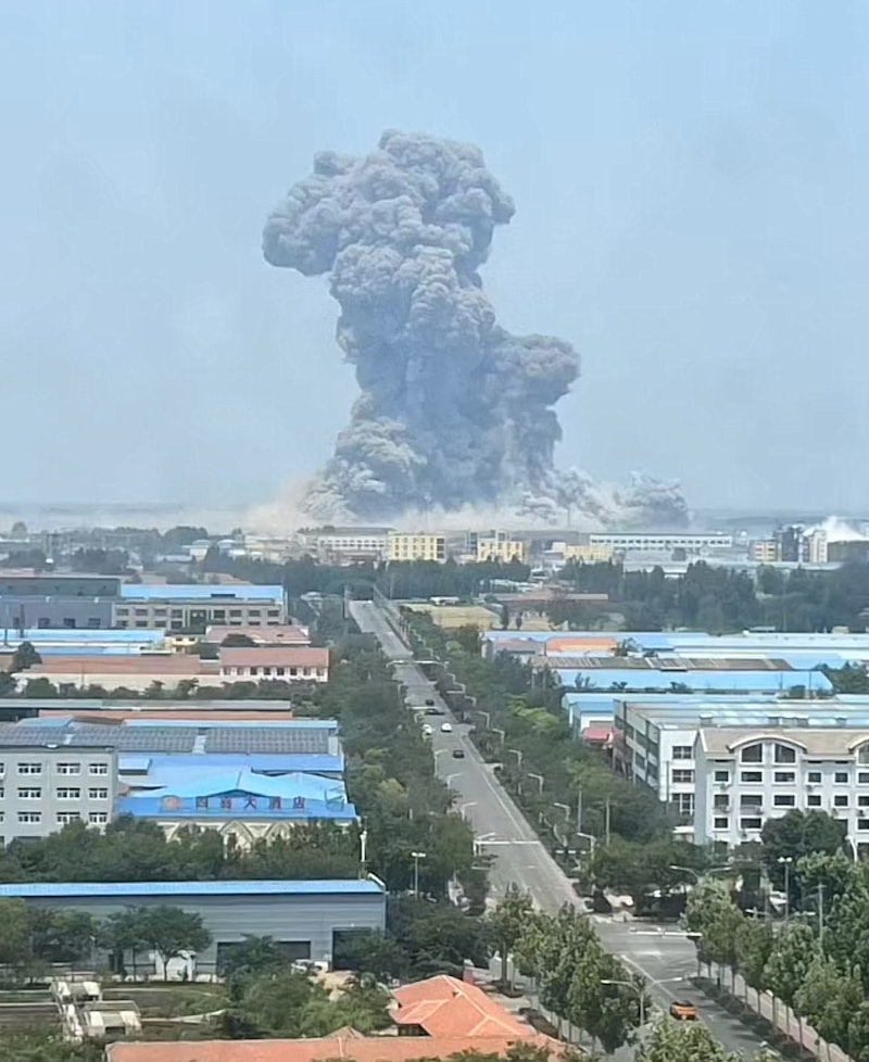 爆炸引發巨大衝擊波，附近商舖門窗玻璃大面積碎裂，黃色濃煙升騰至百米高空，並有管道泄漏不明氣體。(影片畫面)