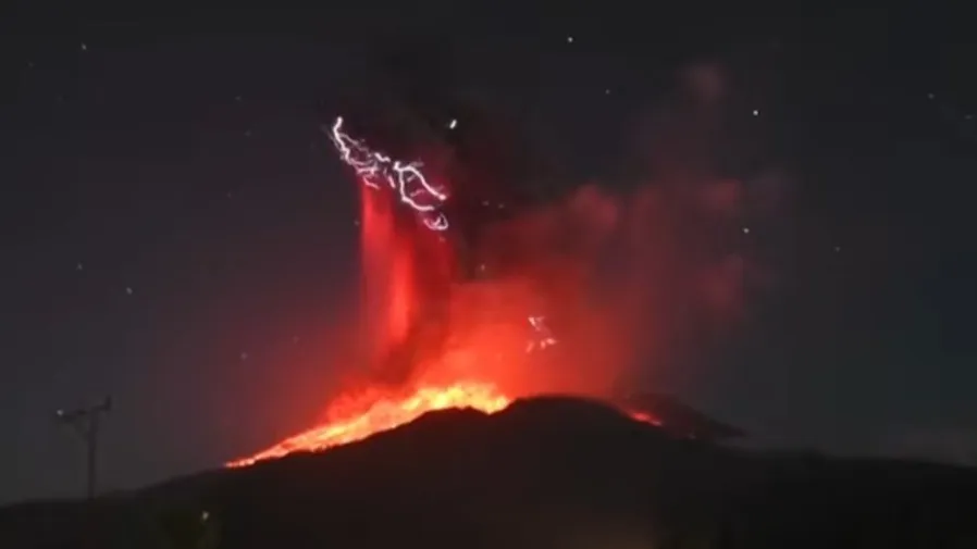 印尼火山噴出18公里灰柱,還上演「火山雷電秀」的封面圖片