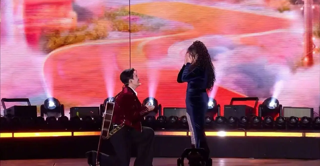 正當觀眾以為表演圓滿結束時，李川突然示意主持人暫停流程，轉身拿起吉他，對著錘娜麗莎即興自彈自唱情歌。略顯緊張的演唱讓錘娜麗莎當場笑虧「好難聽」，沒想到李川立刻深情回應「對不起，你要聽一輩子了」，話音剛落便引發全場尖叫。