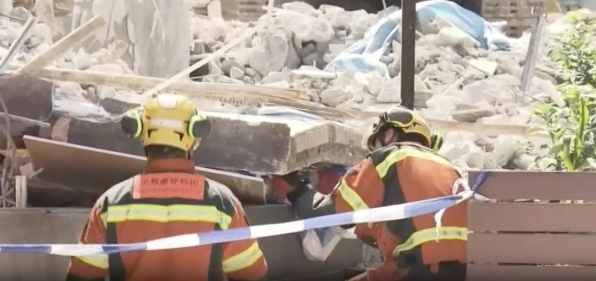 救援人員歷時約半小時將被困女工從瓦礫中救出，當時女工已陷入深度昏迷，腿部受創嚴重。救護車隨即將其急送博愛醫院搶救，但終因傷勢過重，於中午 12 時 46 分被證實不治。(圖：視頻截圖)