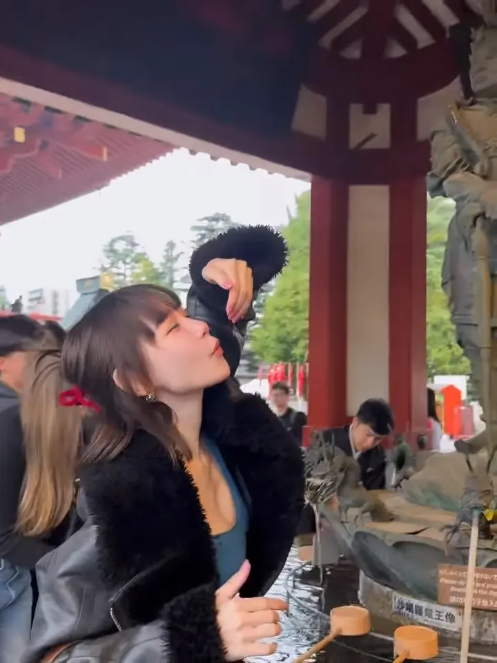 林明禎特意前往東京淺草寺參拜，體驗當地文化。她身穿藍色低胸貼身上衣，外搭黑色皮褸，下身配灰色牛仔褲或運動褲，時尚造型既具街頭隨性。​(圖：minchen333@IG)