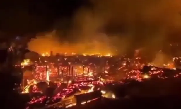 印尼中巴布亞省市場聚落深夜爆發嚴重大火，數十棟民宅與攤位遭火海吞噬，造成11人喪生、6名孩童不幸殞命，百餘人無家可歸，警方正釐清起火真相與災損狀況。（來源：X）