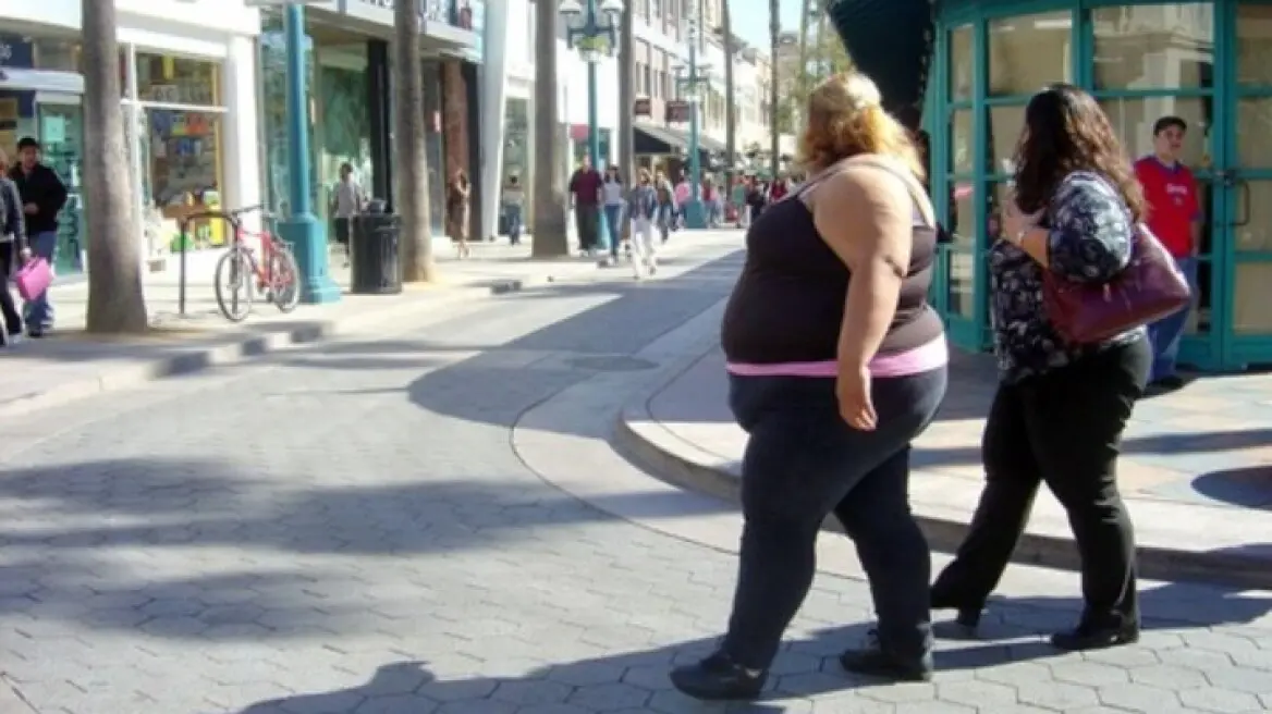 「政治」新聞網獲取的美方內部電報，詳細解釋了將肥胖列為拒簽理由的邏輯。電報引用美國疾病控制和預防中心的權威數據稱，成年人肥胖會顯著提升患高血壓、呼吸問題、膽結石及膽囊疾病等病癥的風險，而這些疾病都需要高昂的長期醫療護理費用，將直接加重美國的醫療保障負擔。(圖：新華社)