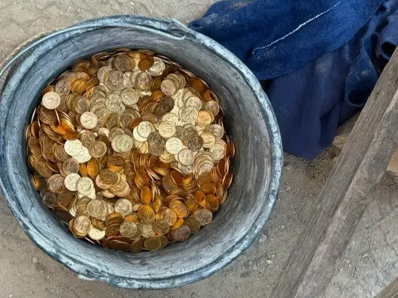 比利時東佛蘭德省（East Flanders）施工隊翻修舊屋時，在牆內挖出價值900萬歐元的黃金與金幣。18歲打工學生意外發現寶藏，依當地法規，相關人員需等待五年方能確定最終分紅資格。（來源：Lokale Politie Dendermonde@FB）