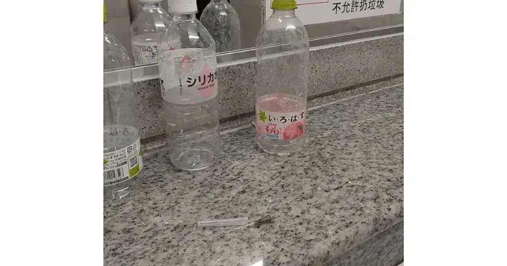 京都知名景點伏見稻荷大社爆發嚴重衛生治安問題，志工清掃公廁時發現危險廢棄針頭，雜物堆積嚴重，多語告示失效，公共衛生與安全隱憂引發日本網友熱議與反思。（來源：azukiglg@X）