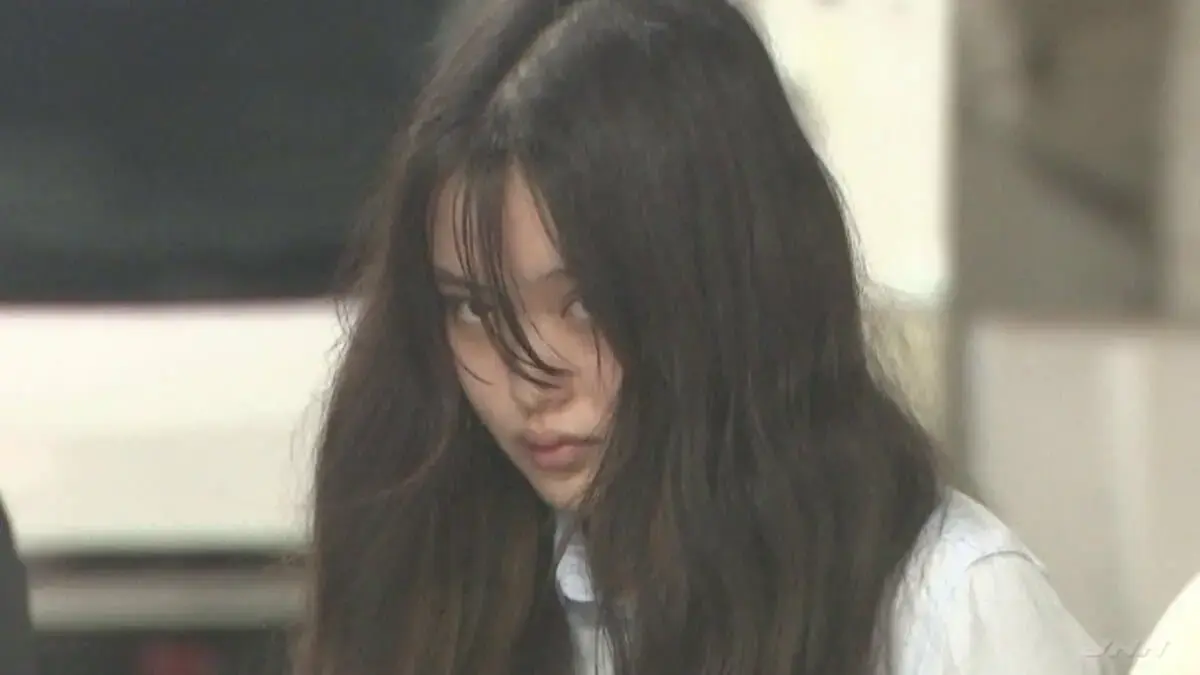 日本橫濱22歲女子廣重果音，透過交友軟體以溫柔情話包裝戀愛陷阱，誘騙七旬喪偶老翁匯款42萬日圓，其涉詐總金額高達200萬日圓。她落網時的超殺擡眸畫面，更意外引爆網路熱議，成為另類網路迷因。（來源：TBS NEWS@X）
