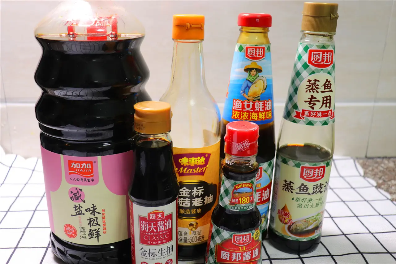 刷手機時總能看到「蚝油致癌」「醬油傷身」的說法，不少人嚇得連廚房調料都不敢碰。（示意圖來源：bilibili）