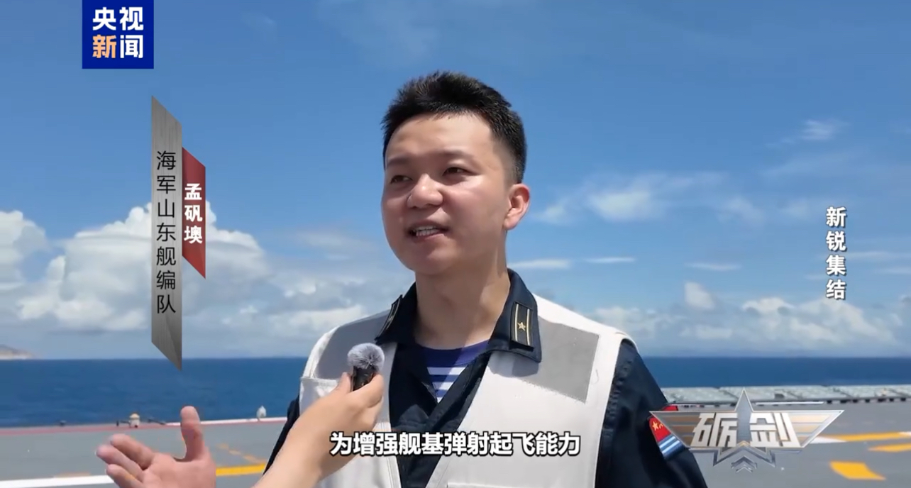 海軍山東艦編隊成員孟矾墺介紹殲-15T起降。