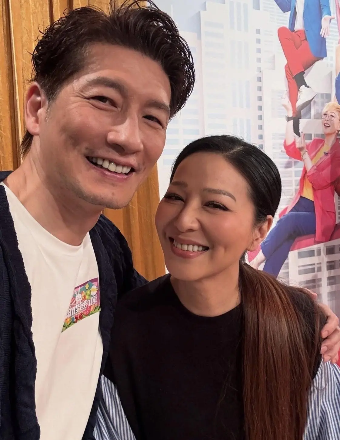 巧合的是，近期《愛．回家之開心速遞》播出的劇情，似乎也為「潮偉」的離開埋下伏筆。劇中，袁文傑飾演的「潮偉」其特務身分再次成為核心線索，劇情安排他必須重出江湖，對付一名危害特務組織的危險人物。(圖片：yuen_man_kit@IG)