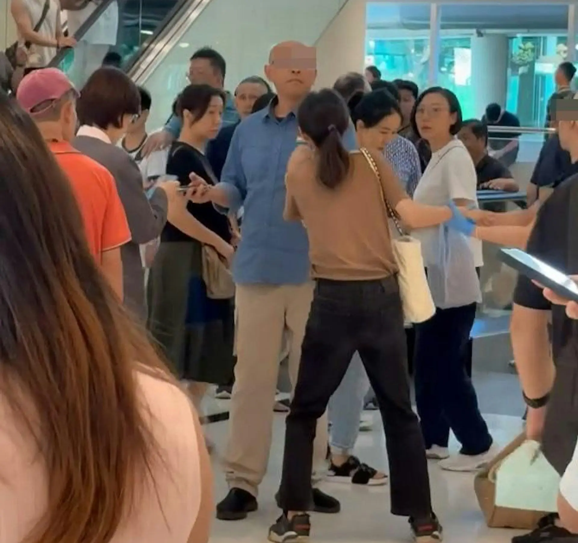 男店長態度堅決，不斷喝斥女子「跟我返去！」，並試圖強行將其拖回店內。面對店方行動，女子不斷奮力掙扎，口中重複喊「唔好呀」懇求放行。（圖：l.man_crystal@Threads）