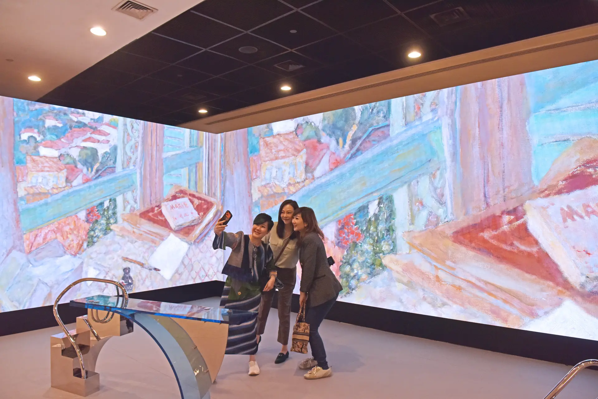 事實上，自2013年首次落戶香港以來，巴塞爾藝術展香港展會已成為香港最負盛名的藝術盛事之一，是拉動高端旅客（包括藝術愛好者、收藏家等）來港的重要旗艦項目。(圖： 新華社)