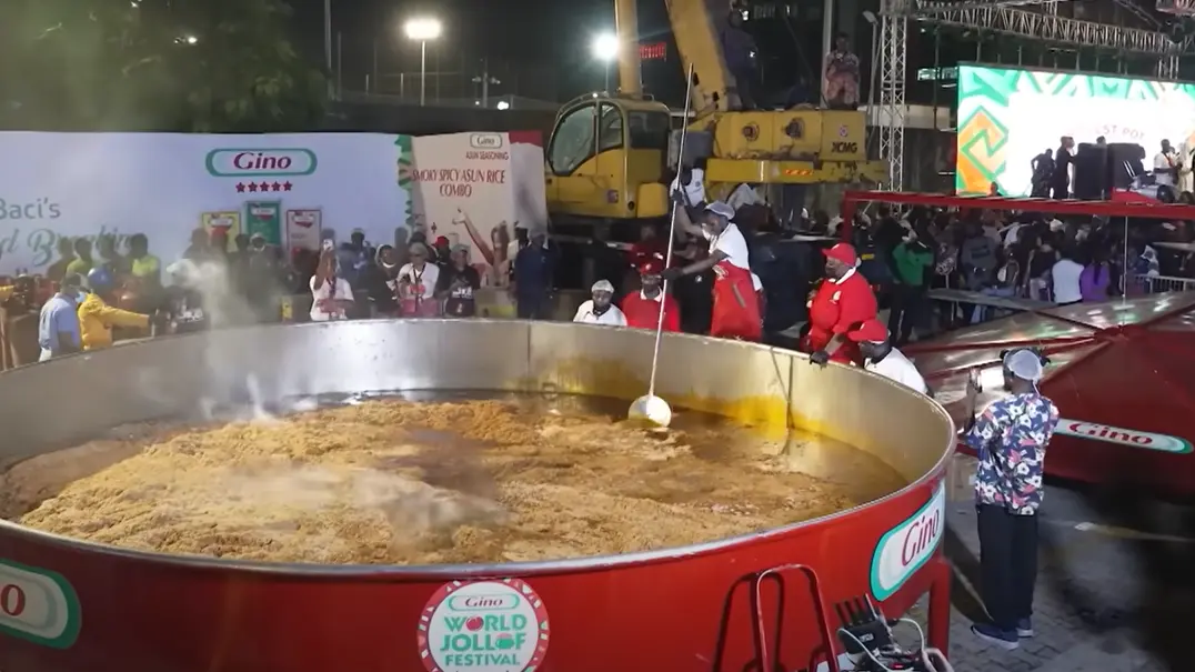 奈及利亞名廚巴奇（Hilda Baci）帶著團隊，在 19 日於奈及利亞大城拉哥斯（Lagos）的高檔維多利亞島（Victoria Island），發起了一場瘋狂挑戰 —— 烹煮一鍋打破金氏世界紀錄的 Jollof 飯。（來源：DW News@YouTube）