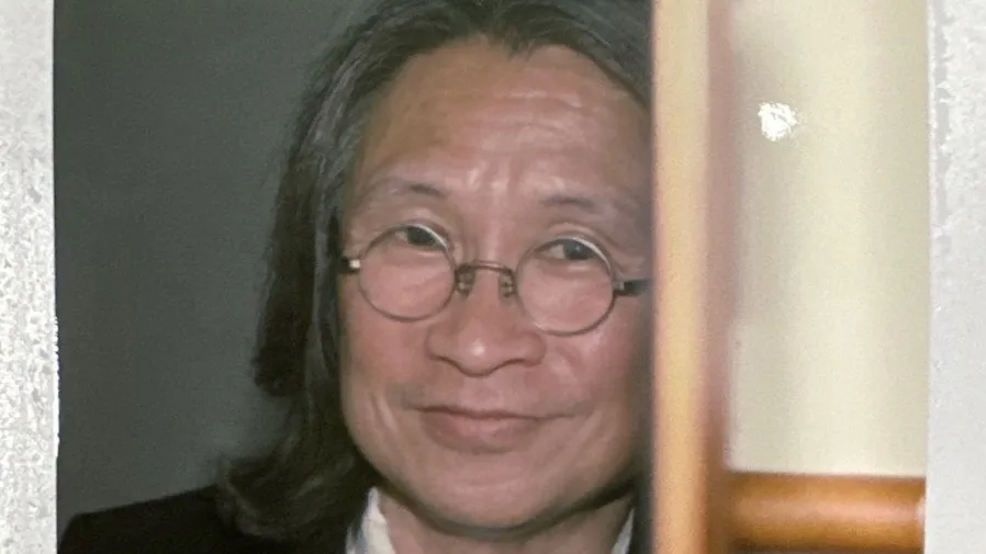 陳可辛車禍 深水灣香島道避狗撞欄 平治 G-Class 毀損車頭泵把脫落 女助手到場善後的封面圖片